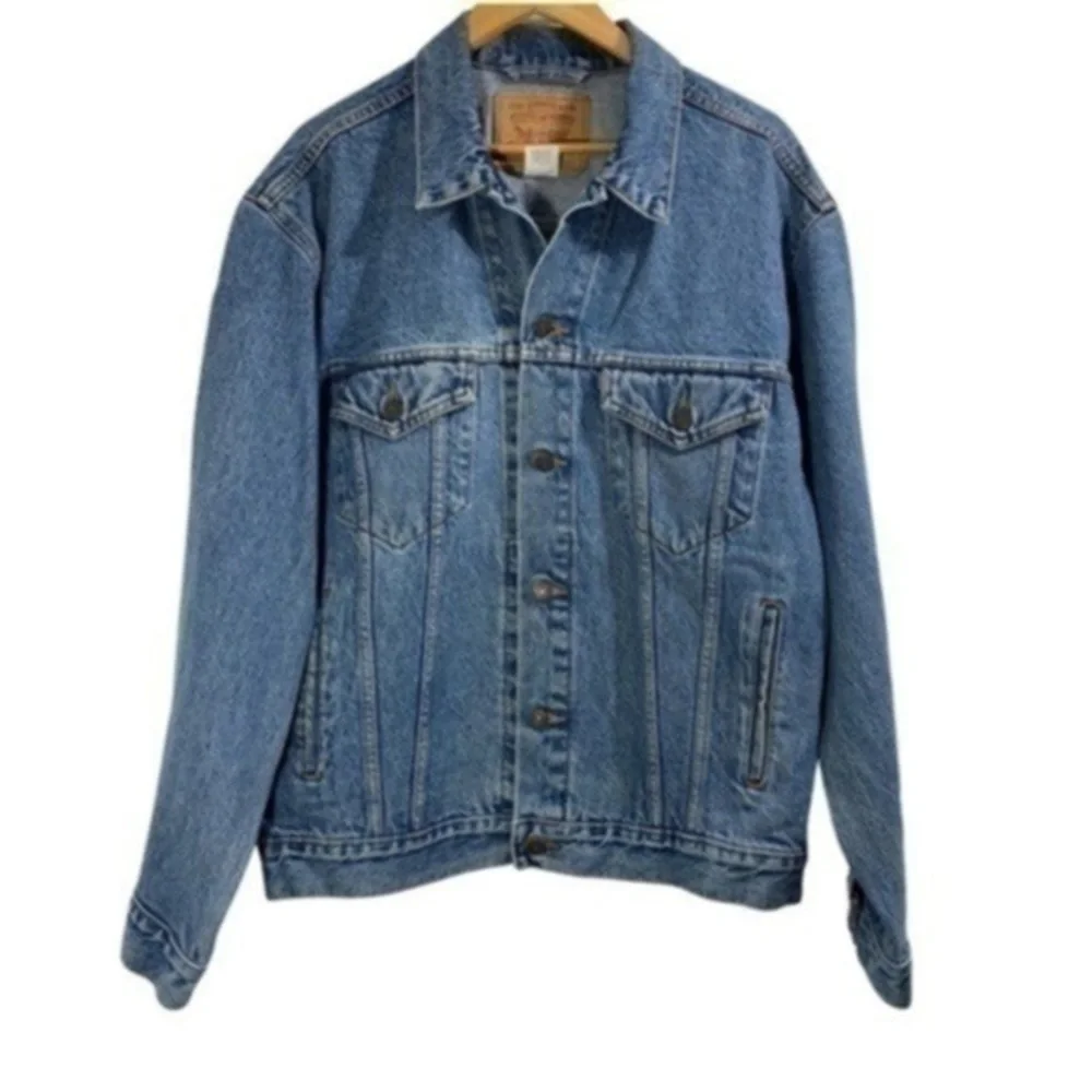 Vintage Levi’s Relaxed Fit Truckers denim Jacket Size L Color Blue